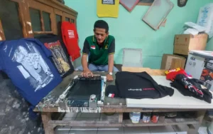 Hari Santoso, seorang tukang sablon yang tinggal di Jalan Perkutut Klaseman Kelurahan Mangunsari Kecamatan Sidomukti Kota Salatiga, dengan penghasilan rata-rata Rp 3 juta per bulan, memutuskan untuk terjun ke dunia politik sebagai calon legislatif DPRD Kota Salatiga dari Partai Persatuan Pembangunan (PPP) Dapil Sidomukti nomor urut 1.