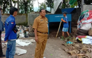 Pemerintah Desa Kesongo, Kecamatan Tuntang, Kabupaten Semarang, menetapkan program pengembangan ekonomi desa sebagai fokus utama tahun 2024 untuk menangani angka stunting, kemiskinan ekstrem, dan meningkatkan ketahanan pangan. Kepala Desa Kesongo, Supriyadi, mengungkapkan kepada rasikafm.com bahwa program tersebut melibatkan seluruh masyarakat desa.