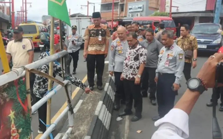 Pemerintah Kabupaten Semarang terus melakukan sosialisasi mengenai penerapan sistem satu arah (SSA) di ruas Jalan Jenderal Sudirman, Kecamatan Ambarawa. Rencananya, jalur sepanjang 650 meter di sekitar Pasar Projo hanya akan boleh digunakan untuk melintas dari arah Magelang menuju Bawen. Bupati Semarang, Ngesti Nugraha, menjelaskan bahwa izin dari Menteri Keuangan RI terkait status jalan tersebut masih menunggu persetujuan.