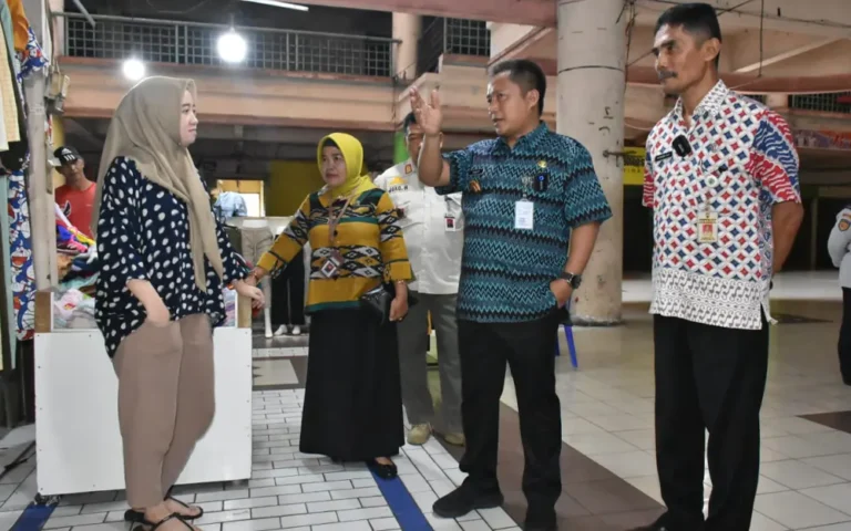 Eks Gedung Pasar Raya 2 di Kota Salatiga, Jawa Tengah, yang telah mangkrak selama 25 tahun, menarik perhatian Penjabat (Pj) Wali Kota Salatiga, Yasip Khasani. Dalam kunjungan pada Selasa (9/1/2024), Yasip menyampaikan rencananya untuk memberdayakan pasar tersebut dengan menjadikannya pusat perkantoran dalam satu klaster.
