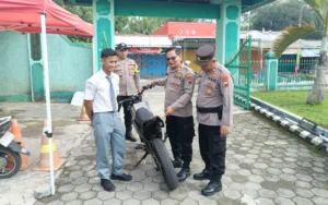 Dalam upaya menekan penggunaan knalpot brong di wilayah Ampel Boyolali, Kasubbag Binops Polres Boyolali AKP Sarwoko, SH, bersama Kapolsubsektor Gladagsari dan Bhabinkamtibmas Gladagsari memberikan pembinaan di SMA Negeri 1 Ampel di Desa Gladagsari, Kecamatan Ampel, Kabupaten Boyolali, pada Senin (8/1/24).