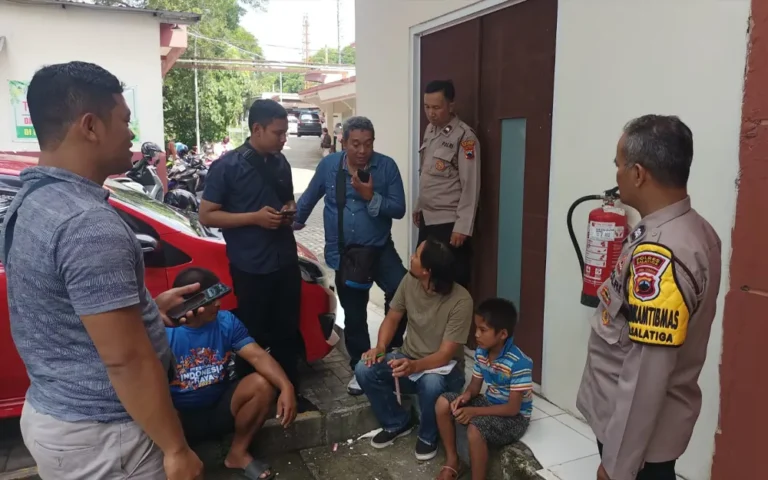 Kolam renang Kalitaman di Kecamatan Sidorejo, Kota Salatiga, Jawa Tengah, mengalami penutupan sementara sebagai dampak dari kecelakaan tenggelam yang menyebabkan kematian seorang bocah berusia 8 tahun pada Sabtu (13/1/2024). Kasat Reskrim Polres Salatiga, AKP Arifin Suryani, mengkonfirmasi bahwa penutupan dilakukan untuk menjaga keamanan dan memfasilitasi proses penyelidikan.