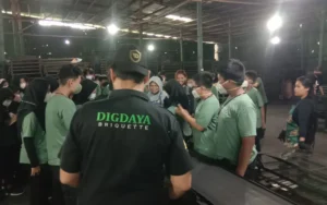 Ratusan siswa SMP Al Azhar 26 Yogyakarta mengikuti program pembelajaran di luar sekolah dengan berkunjung ke pabrik briket arang milik PT. Digdaya Berkah Indonesia di Desa Bener, Kecamatan Tengaran, Kabupaten Semarang, Jawa Tengah pada Selasa (9/1/2024).