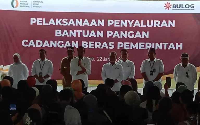 Presiden Joko Widodo (Jokowi) melakukan kunjungan kerja ke Provinsi Jawa Tengah pada Senin (22/01), dengan agenda utama pengecekan stok Cadangan Beras Pemerintah (CBP) dan penyaluran beras Bantuan Pangan. Kegiatan ini berlangsung di Lapangan Klumpit, Kecamatan Tingkir, Kota Salatiga, dengan melibatkan 1062 Keluarga Penerima Manfaat (KPM) dari Kelurahan Gendongan, Kelurahan Sidorejo Kidul, dan Kelurahan Kalibening.