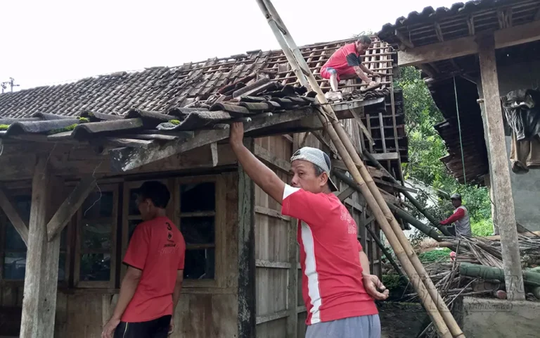 Bencana angin puting beliung melanda Desa Watuagung, Kecamatan Tuntang, Kabupaten Semarang, pada Selasa (9/1/2024), menyebabkan 27 rumah rusak, terutama bagian atap yang tersapu angin. Di Dusun Dukoh, sebuah kandang ayam petelur ambruk, dan ratusan ayam harus dievakuasi karena tertimpa bangunan bambu. Kejadian tersebut terjadi sekitar pukul 15.00 WIB, saat angin datang dari arah perbukitan di daerah atas, mengarah ke permukiman warga, disertai hujan deras.