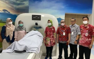 Rumah Sakit Umum Daerah (RSUD) dr. Gondo Suwarno di Salatiga memperkenalkan pelayanan pemeriksaan medis baru dengan menggabungkan teknologi sinar-X melalui alat Computerized Tomography (CT) Scan. Direktur RSUD dr. Gondo Suwarno, Mas Dady Darmadi, menjelaskan bahwa izin operasional untuk CT Scan telah diberikan oleh Badan Pengawas Tenaga Nuklir pada 22 Desember 2023.