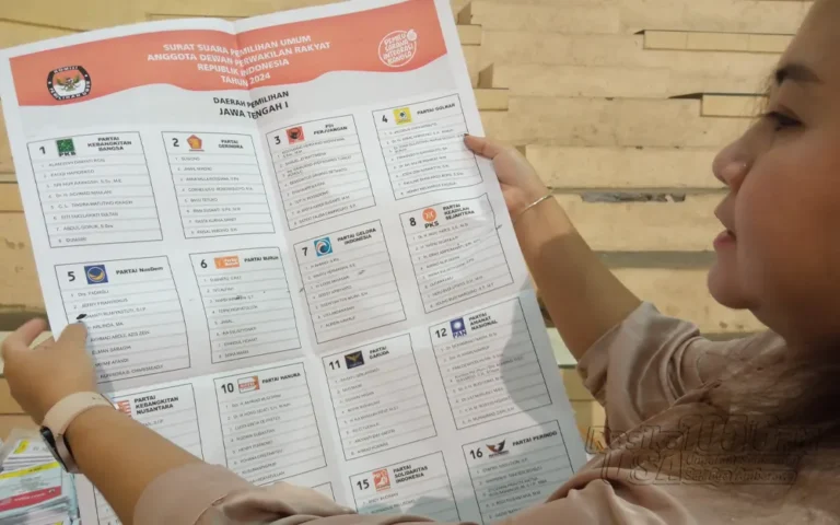 Sebanyak 818 lembar surat suara untuk pemilihan legislatif DPR RI di daerah pemilihan (dapil) Jateng 1, Kabupaten Semarang, dinyatakan rusak setelah proses sortir sebelum dilipat. Kerusakan mencakup noda warna menutup nama calon, lambang partai, kertas yang kusut dan sobek, serta lubang pada kertas yang menunjukkan surat suara telah dicoblos.