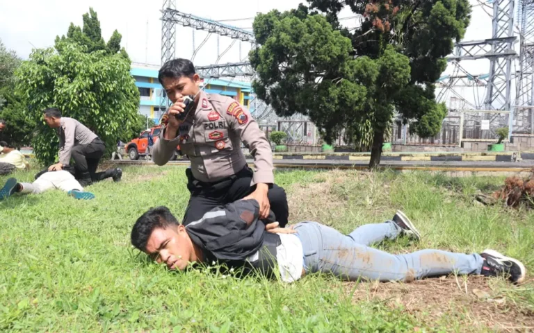 PT PLN (Persero) UIT Jawa Bagian Tengah Unit Pelaksana Transmisi (UPT) Semarang menggelar simulasi tanggap darurat terhadap gangguan keamanan dan ketertiban masyarakat (kamtibmas) serta bencana alam, Rabu (31/1/2024). Simulasi yang melibatkan seluruh karyawan, Polres Semarang, BPBD, Satpol PP, dan Damkar Kabupaten Semarang, dilakukan di lingkungan gedung PLN UP28 Jateng-DIY. Mulai dari simulasi demonstrasi di depan kantor PLN hingga penanganan ancaman teror bom, kebakaran, evakuasi korban, sterilisasi lingkungan oleh unit K-9 Polres Semarang, dan pengamanan tersangka teror.