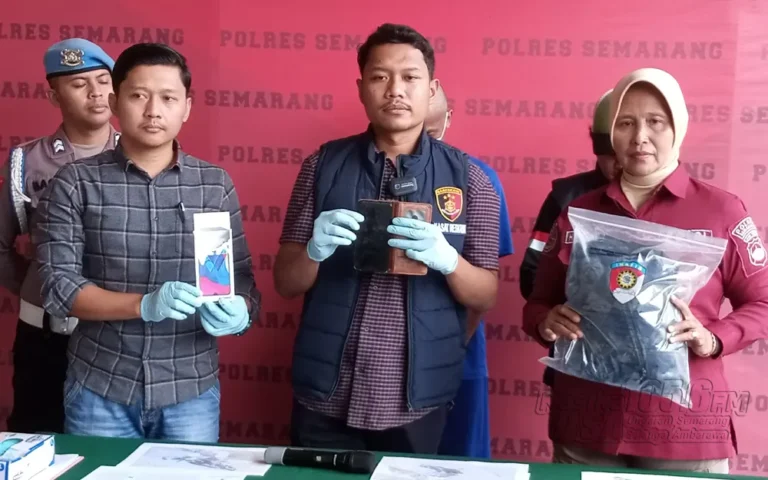 Personel Satreskrim Polres Semarang berhasil mengungkap aksi penjambretan yang terjadi di Jalan Kenanga, Kelurahan Genuk, Kecamatan Ungaran Timur, Kabupaten Semarang, pada Minggu (14/1/2024). Berkat bantuan rekaman CCTV yang merekam aksi pelaku dan viral di media sosial, Kasat Reskrim Polres Semarang AKP Aditya Perdana mengungkapkan bahwa tersangka Hedy Kabul Prayitno (35), seorang buruh bangunan warga Banyumanik, Kota Semarang, ditangkap pada Rabu (17/1/2024).