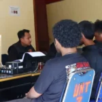 Polres Salatiga mengungkap fakta baru terkait kejadian pencurian dengan kekerasan yang sebelumnya ramai diperbincangkan di media sosial. Penyelidikan intensif oleh Tim Opsnal Sat Reskrim mengungkap bahwa korban, yang awalnya melaporkan dirinya sebagai korban begal, ternyata merupakan bagian dari kelompok Kali Buket Takkan Mundur (KBTM) yang terlibat dalam tawuran di perempatan Salib Putih dengan sekelompok pemuda lainnya.