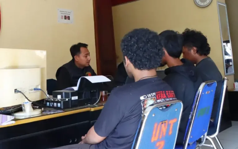 Polres Salatiga mengungkap fakta baru terkait kejadian pencurian dengan kekerasan yang sebelumnya ramai diperbincangkan di media sosial. Penyelidikan intensif oleh Tim Opsnal Sat Reskrim mengungkap bahwa korban, yang awalnya melaporkan dirinya sebagai korban begal, ternyata merupakan bagian dari kelompok Kali Buket Takkan Mundur (KBTM) yang terlibat dalam tawuran di perempatan Salib Putih dengan sekelompok pemuda lainnya.