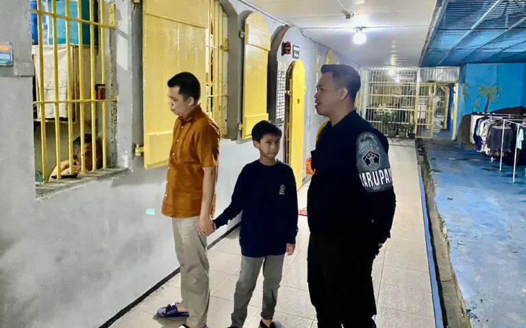 Kepala Rutan Salatiga, Redy Agian, memastikan kondusifitas keamanan dan ketertiban dengan melakukan pengecekan 'troling' hunian dan lingkungan Rutan pada Minggu (31/12/2023) sore.