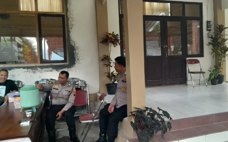 Rekapitulasi perhitungan suara Pemilihan Umum mengalami penundaan di tingkat kecamatan karena gangguan pada Sistem Informasi Rekapitulasi (Sirekap), yang menyebabkan diskorsing mulai dari Minggu (19/2) malam hingga Senin (20/2). Komisioner KPU Salatiga, Jalal Pambudi, mengonfirmasi penundaan tersebut, menjelaskan bahwa rekapitulasi akan dilanjutkan seperti biasa pada Selasa berikutnya.