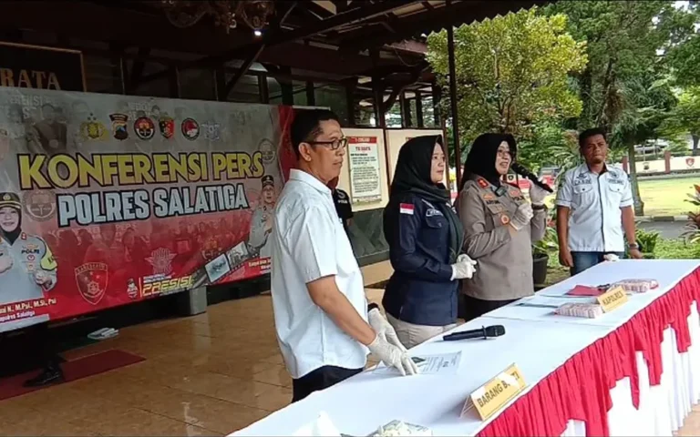 Dalam persiapan menjelang pemungutan suara Pemilu 2024 yang tinggal empat hari lagi, Polres Salatiga akan menerjunkan lebih dari 300 personil untuk menjaga tempat pemungutan suara (TPS). Tindakan ini diambil guna memastikan kelancaran proses pemungutan dan penghitungan suara.