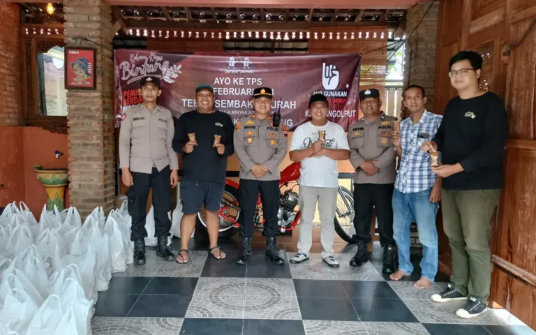 Sebagai upaya meningkatkan antusiasme masyarakat dalam mensukseskan Pemilu 2024, tokoh masyarakat di Kecamatan Kumpulrejo Argomulyo, Istoni Kurniawan, 46, mengemas ratusan paket sembako yang dapat ditebus murah oleh warga setelah memberikan suaranya di TPS 15, TPS 16, dan TPS 17 Dusun Bendosari, Kelurahan Kumpulrejo, Kecamatan Argomulyo, Kota Salatiga pada Rabu (14/2/2024).