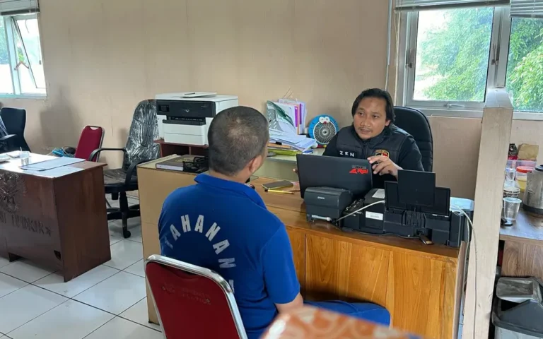 ajaran Sat Reskrim Polres Salatiga berhasil menangkap pelaku pencurian burung berprestasi milik Danis Nyoto, seorang warga Sarirejo Kecamatan Sidorejo Kota Salatiga, pada Rabu, 07/02/2024. Kejadian tersebut terjadi saat korban menggantang 1 ekor murai batu kontes di depan rumahnya untuk perawatan pada pukul 04.00 WIB. Setelah bangun pada pukul 05.50 WIB, korban menemukan burungnya hilang dan langsung melapor ke Polres Salatiga.