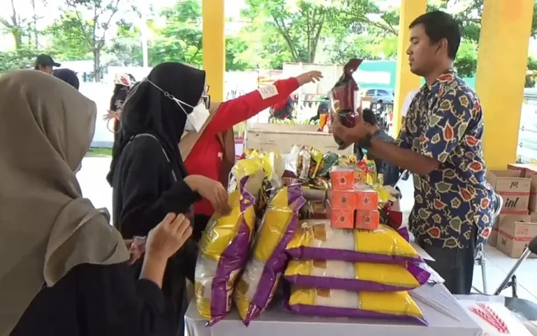 Dinas Ketahanan Pangan (Dishanpan) Provinsi Jawa Tengah (Jateng) menggelar pasar murah di Kota Salatiga sebagai respons terhadap naiknya harga kebutuhan pokok belakangan ini. Pasar murah tersebut diselenggarakan di dua lokasi, yaitu Balai Kelurahan Tingkir Tengah dan Lapangan Dukuh, menawarkan berbagai bahan pokok seperti beras, telur, minyak goreng, dan daging ayam dengan harga yang lebih rendah dari pasar konvensional.