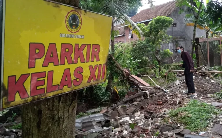 Hujan deras yang mengguyur sebagian besar wilayah Kabupaten Semarang pada Senin (5/2/2024) sore mengakibatkan sejumlah bencana meteorologi berupa banjir bandang dan tanah longsor. Salah satu yang terdampak adalah SMAN 1 Bergas, di mana pagar sekolah sepanjang lebih kurang 30 meter roboh diterjang banjir. Sebuah rekaman video yang menggambarkan peristiwa banjir di lingkungan sekolah itu sempat viral di media sosial.