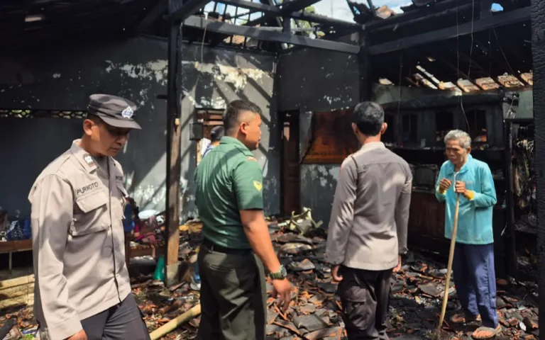 Musibah kebakaran menimpa Ahmad Yani (58), seorang warga Kecamatan Pabelan, Kabupaten Semarang, ketika rumahnya dilalap api saat ditinggal bekerja menggarap sawah pada Senin (19/2/2024). Kejadian tersebut terjadi ketika korban meninggalkan rumah menuju sawah pada pukul 06.15 WIB, dengan rumah dalam keadaan kosong karena anak bungsu korban sedang bersekolah dan istrinya sudah berangkat kerja.