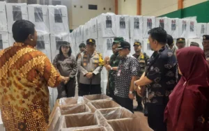 Jajaran forum koordinasi pimpinan daerah (forkopimda) Kabupaten Semarang melakukan pengecekan logistik di gudang penyimpanan GOR Pandanaran Wujil, Kecamatan Bergas, Kamis (1/2/2024), menjelang Pemilu 2024. Dalam kunjungannya, yang bertujuan memastikan keamanan dan kelancaran tahapan Pemilu, rombongan forkopimda, termasuk Bupati Semarang, Kapolres Semarang, Dandim 0714/Salatiga, Kepala Kejari Kabupaten Semarang, dan Ketua Pengadilan Negeri Kabupaten Semarang, dipimpin oleh Bupati Ngesti Nugraha.