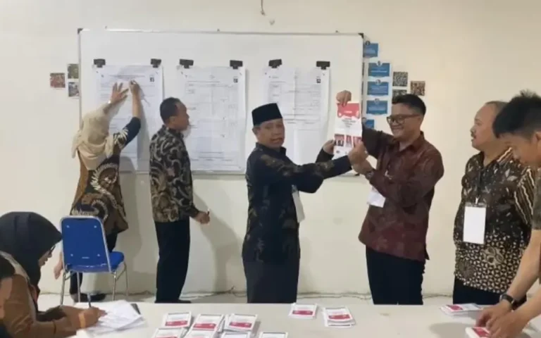 Hasil rekap dan penghitungan surat suara di TPS Khusus 901 Rumah Tahanan (Rutan) Kelas II-B, Salatiga telah selesai. Pasangan Presiden dan Wakil Presiden Nomor 03, Ganjar Pranowo-Mahfud MD, menguasai hasil penghitungan suara di TPS tersebut. Dari total Daftar Pemilih Tetap (DPT) warga binaan pemasyarakatan (WBP) sebanyak 101, pasangan Ganjar-Mahfud (GAMA) memperoleh 51 s