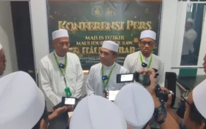 Perkumpulan jamaah Al Khidmah Indonesia akan menggelar Haul Akbar 2024 di Pondok Pesantren Al Fithrah Surabaya, Jl Kedinding Lor No.99 Surabaya, pada Sabtu-Minggu 10-11 Februari 2024. Acara besar ini diharapkan akan dihadiri oleh ratusan ribu jamaah dari seluruh Indonesia dan luar negeri.