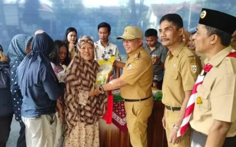 Pemkot Salatiga melalui Dinas Perdagangan dan Bulog menggelar operasi pasar di Kecamatan Argomulyo Salatiga pada Senin, 19 Februari 2024, sebagai respons terhadap lonjakan harga beras. Dalam kegiatan tersebut, setidaknya 20 ton beras didistribusikan di empat kecamatan, dengan harga Rp 104 ribu per 10 kilogram untuk beras medium.
