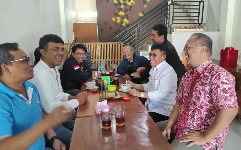 Momentum Hari Pers Nasional menjadi kesempatan bagi insan media untuk merayakan dan merenungkan peran mereka dalam membangun bangsa. Mantan wakil wali kota Salatiga, Muhammad Haris, menyatakan harapannya agar media dapat menjadi salah satu pilar penting bagi kemajuan bangsa. Dalam silaturahmi dengan seluruh jurnalis yang bertugas di Kota Salatiga, Jumat (9/2/2024), Haris menekankan pentingnya profesionalisme dan kemajuan media.