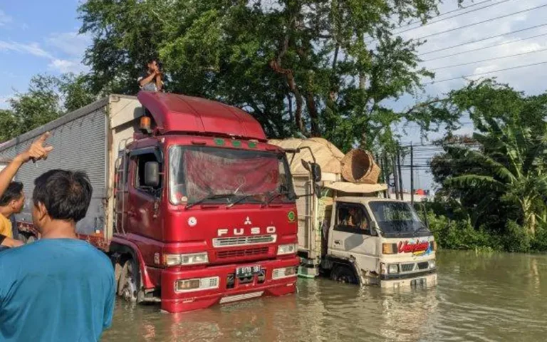 Jalur utama dari arah barat, yaitu Kabupaten Demak menuju ke arah timur atau Kabupaten Kudus, serta sebaliknya, mengalami putus karena banjir yang melanda jalur tersebut akibat jebolnya tanggul Sungai Wulan dan Tuntang. Sebagai respons, pihak kepolisian dan dinas perhubungan telah mengalihkan arus lalu lintas ke sejumlah jalur alternatif.