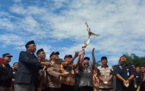 Jelang masa tenang Pemilu 2024, Badan Pengawas Pemilu (Bawaslu) Kabupaten Semarang melakukan persiapan untuk menekan potensi pelanggaran kampanye. Ini ditandai dengan apel siaga pengawasan masa tenang dan pemungutan suara Pemilu 2024 di lapangan sepakbola Tlogo Desa Delik, Tuntang, pada Minggu (4/2/2024).