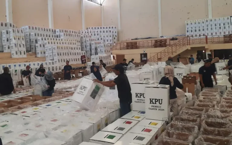 Proses pengepakan logistik untuk Pemilu 2024 di Kabupaten Semarang hampir selesai, dengan tahapan distribusi ke seluruh tempat pemungutan suara (TPS) direncanakan dimulai pada awal bulan ini. Menurut Ketua KPU Kabupaten Semarang, Bambang Setyono, pengemasan semua kotak suara dan perlengkapan pemungutan suara ditargetkan selesai pada minggu pertama bulan ini, dengan pengiriman dari gudang logistik di GOR Pandanaran Wujil direncanakan pada tanggal 7 Februari 2024.