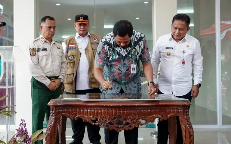 Penjabat (Pj) Gubernur Jawa Tengah, Nana Sudjana, meresmikan gedung Badan Penanggulangan Bencana Daerah (BPBD) Kota Salatiga di Gamol, Kecandran (JLS) Salatiga, Jumat (02/2/24) sore. Peresmian ditandai dengan penandatanganan prasasti, pemotongan tumpeng, dan pemotongan pita oleh Pj. Gubernur Jawa Tengah didampingi Pj. Wali Kota Salatiga, Yasip Khasani.