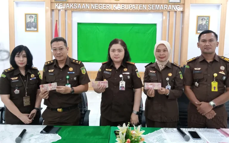 Kejaksaan Negeri (Kejari) Kabupaten Semarang menerima pembayaran denda sebesar Rp30 juta dalam perkara tindak pidana penyimpangan alokasi bahan bakar minyak (BBM) bersubsidi jenis solar, yang melibatkan terpidana Deba Satria. Kepala Kejari Kabupaten Semarang, Theresia Tri Widorini, menjelaskan bahwa terpidana terbukti secara sah dan meyakinkan bersalah atas tindak pidana tersebut, sesuai dengan Pasal 40 (9) Undang-undang RI Nomor 11 Tahun 2020 tentang Cipta Kerja.