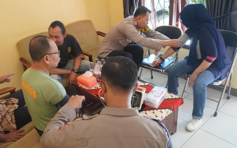 Dokkes Polres Semarang memeriksa kesehatan dan memberikan multivitamin kepada para petugas penyelenggara Pemilu 2024. Dalam dua hari, petugas KPPS hingga tingkat PPK menerima tindakan kesehatan seperti injeksi dan obat. Kegiatan yang dipimpin oleh Kasi Dokkes Polres Semarang Iptu Dwi Yulianto mencakup sejumlah sekretariat PPK di beberapa kecamatan, termasuk Susukan, Kaliwungu, Bringin, Bancak, Tuntang, dan Getasan.