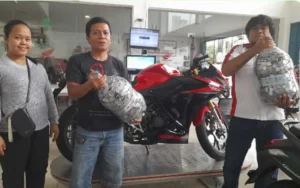 Herman Sinurat (32), seorang warga dari Kelurahan Randuacir, Kecamatan Argomulyo Kota Salatiga, mewujudkan impian memiliki motor sport baru setelah menabung uang koin receh selama lima tahun. Sebagai pedagang plastik, Herman mengumpulkan koin receh dari hasil penjualan dan sisa kembalian harian, serta sisa recehan istrinya, yang juga bekerja di sebuah pabrik.