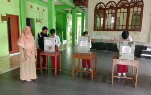 Ratusan siswa SD Islam Terpadu Nurul Islam (SDIT Nuris) Tengaran, Kabupaten Semarang, meramaikan suasana Pemilu Presiden dan Pemilu Legislatif 2024 dengan menggelar Pemilu internal pada Senin (5/2/2024) pagi. Dua agenda pemilihan yang diadakan adalah Pemilihan Ketua Tim Dokter Kecil Sekolah (TDKS) dan Pemilihan Ketua Tim Penegak Disiplin Sekolah (TPDS), diikuti oleh siswa kelas 4, 5, 6, serta guru dan karyawan yang memiliki hak suara.