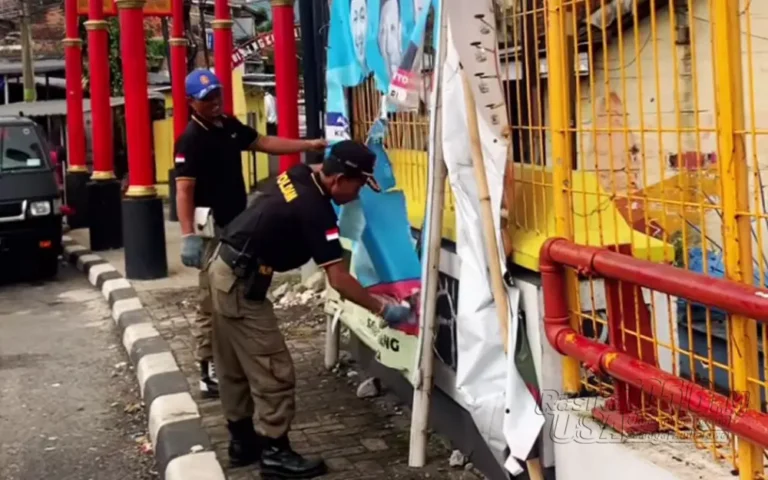 Bawaslu dan Satpol PP Kabupaten Semarang melakukan pembersihan seluruh alat peraga kampanye (APK) pemilu di wilayah Bumi Serasi pada Minggu (11/2/2024), menyusul memasuki masa tenang Pemilu 2024. Truk crane dikerahkan untuk melepas atribut kampanye berukuran besar seperti baliho, sementara APK lainnya seperti bendera dan spanduk dicopot dan dimasukkan ke armada petugas.