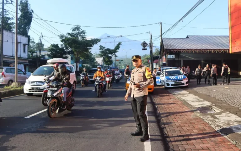 Polres Salatiga melakukan pengawalan dan pengamanan ketat terhadap pendistribusian logistik Pemilu 2024 dari Gudang Logistik Pemilu di Aulia Kecandran Sidomukti Kota Salatiga menuju PPS di 23 Kelurahan di Kota Salatiga, pada Senin, 12 Februari 2024. Kabag Ops Polres Salatiga, Kompol Mochamad Zazid, menyatakan bahwa anggota Satlantas dan Sat Samapta Polres Salatiga dilibatkan untuk memastikan logistik Pemilu sampai di tempat tujuan dalam keadaan aman dan lancar, dengan dukungan pengamanan jalur dari rekan TNI dan stakeholder terkait.