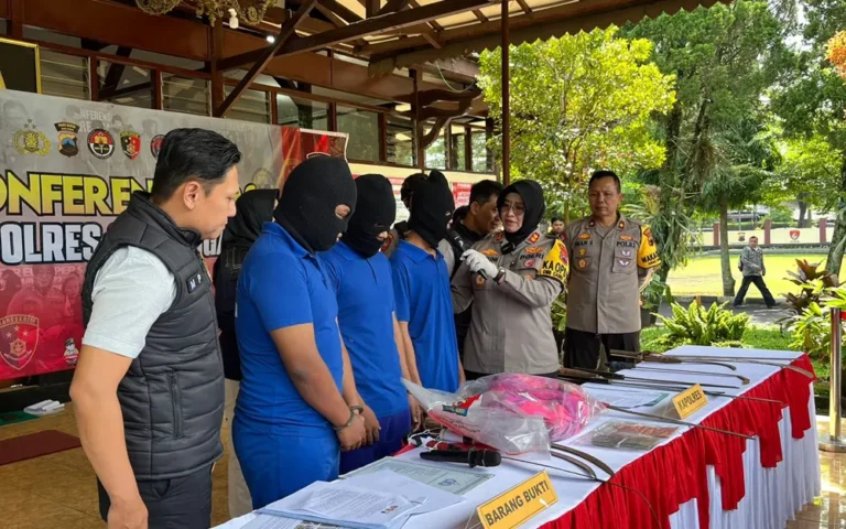 Kasus perkelahian antar gangster di Jalan Lingkar Selatan (JLS) Salatiga ternyata dipicu oleh aksi saling tantang melalui media sosial Instagram, melibatkan dua gangster asal Salatiga, Kali Bukti Takan Mundur (KBTM), dan gangster asal Ambarawa, Kabupaten Semarang.
