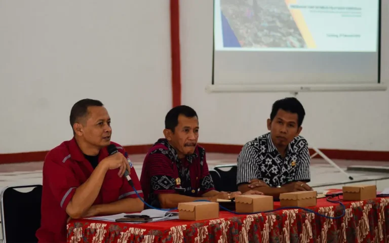 Sosialisasi penyesuaian tarif retribusi pelayanan kebersihan oleh Dinas Lingkungan Hidup (DLH) Kabupaten Semarang dilaksanakan di aula Manggala Bhakti Praja, Tuntang, pada Selasa (27/2/2024). Kepala DLH Kabupaten Semarang, Heru Purwantoro, menjelaskan bahwa kenaikan tarif pelayanan ini mengacu pada Perda Nomor 13 tahun 2023 tentang pajak daerah dan retribusi daerah.