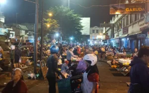 Pada tanggal 14 Februari 2024, suasana pasar pagi di Pasar Raya I, Jalan Jendral Sudirman Salatiga terpantau sepi karena mayoritas warga disibukkan dengan proses pemilihan calon presiden dan legislatif pada Pilpres dan Pileg. Pantauan rasikafm.com dilokasi pada Rabu pagi sekitar pukul 05.00 WIB terlihat jumlah pengunjung pasar mengalami penurunan hingga 50 persen dari hari-hari biasanya.