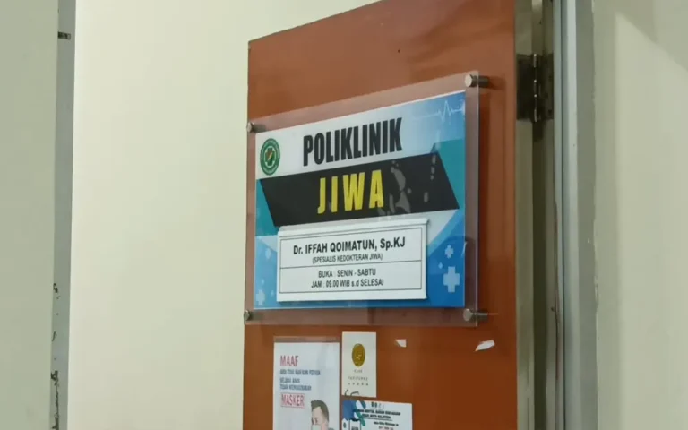 RSUD Kota Salatiga telah menyiapkan layanan kejiwaan dan ruangan khusus bagi calon anggota legislatif (caleg) yang stres akibat gagal terpilih pada Pemilu 2024. Selain menyediakan ruangan IGD, poli rawat jalan, hingga instalasi rawat inap, RSUD Kota Salatiga juga memiliki tenaga kesehatan yang siap memberikan pelayanan mulai dari dokter hingga perawat.