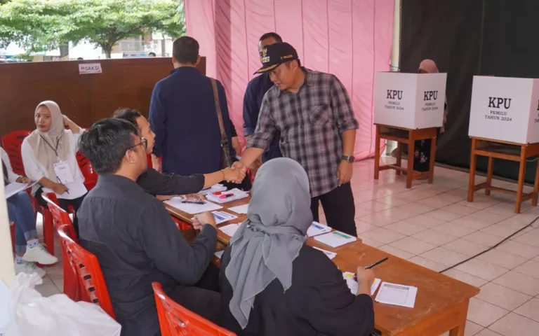 Ramainya hasil Pileg dibahas di grup WhatsApp, namun Ketua KPU Salatiga, Yesaya Tualita, meminta masyarakat untuk menunggu hasil resmi dari KPU. Yesaya menekankan bahwa saat ini banyak beredar daftar nama caleg terpilih, padahal secara resmi KPU belum mengeluarkan daftar dalam bentuk apapun.