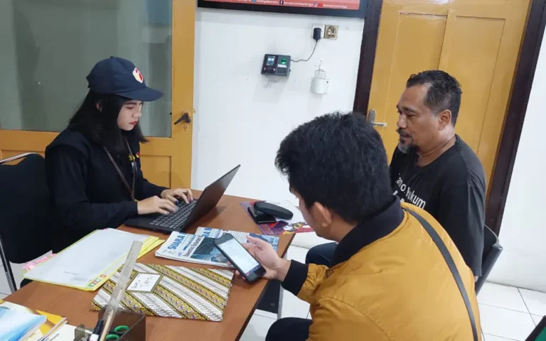 Caleg DPRD Kota Salatiga Dapil Tingkir, Rashad Imam Reza Syach Putra, membuat laporan ke Bawaslu Kota Salatiga terkait dugaan pelanggaran di TPS 14 Kelurahan Kutowinangun Kecamatan Tingkir Kota Salatiga. Reza mengungkap bahwa kotak suara telah dibuka sebelum waktunya, sekitar pukul 12.30 WIB, dan juga terdapat indikasi kecurangan karena sekitar 60 suara hilang.