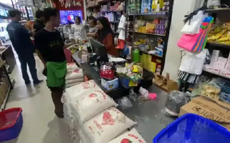 Karti Heri Astuti, pemilik toko sembako di Pasar Bandarjo Ungaran, Kabupaten Semarang, mengeluhkan kelangkaan pasokan beras premium selama sebulan terakhir. Kekurangan stok tersebut membuat toko miliknya kehabisan persediaan, yang semakin diperparah dengan kenaikan harga beras dalam beberapa bulan terakhir.