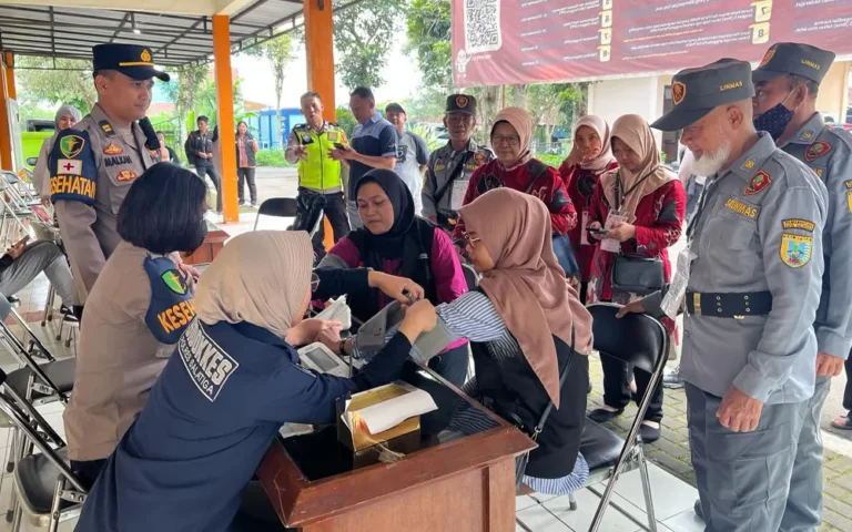 Tim Dokter Kesehatan (Dokkes) Polres Salatiga melakukan pemeriksaan kesehatan terhadap penyelenggara pemilu dan personil pengamanan pasca proses pemungutan suara Pemilu 2024 hingga pagi hari, Kamis 15 Februari 2024. Kapolres Salatiga AKBP Aryuni Novitasari menjelaskan bahwa kegiatan ini bertujuan untuk memantau kesehatan mereka yang telah bertugas dengan keras, termasuk penyelenggara Pemilu, Bawaslu, personil pengamanan dari TNI/Polri, dan Linmas.