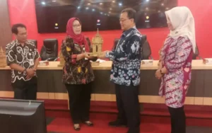 Dua belas orang lulusan Sekolah Tinggi Akuntansi Negara (STAN) ditempatkan di Badan Keuangan Daerah (BKUD) Kabupaten Semarang, bertugas di bagian manajemen aset, penilai pajak, dan pengelola keuangan. Kepala BKUD Kabupaten Semarang, Rudibdo, menjelaskan bahwa permohonan penempatan ini telah diajukan sejak 2022 dan terealisasi pada tahun 2023, dengan tujuan untuk meningkatkan kinerja dan pendapatan daerah.