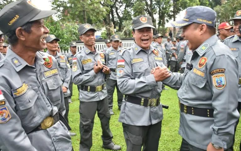 Sebanyak 460 orang perwakilan petugas Satuan Perlindungan Masyarakat (Satlinmas) yang akan bertugas dalam pelaksanaan Pemilu Tahun 2024 terlihat gembira saat (Pj) Wali Kota Salatiga, Yasip Khasani, menyapa mereka satu per satu pada apel gelar pasukan di Halaman Pemerintah Kota Salatiga pada Selasa (06/02/2024) pagi.