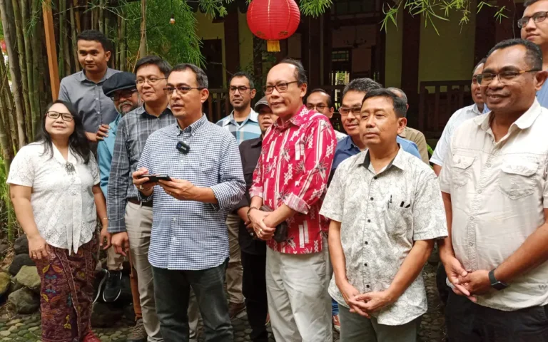 Kelompok dosen, peneliti, pemerhati bangsa, dan mahasiswa yang menyebut dirinya Intelektual Salatiga Peduli Bangsa menyampaikan petisi terkait penyelenggaraan Pemilu 2024 pada Rabu (7/2/2024) di Kafeole, Kota Salatiga, Jawa Tengah. Dalam pertemuan itu, belasan dosen dan mahasiswa menyuarakan keprihatinan terhadap kondisi sosial dan politik terkini yang berdekatan dengan pelaksanaan pemilu.