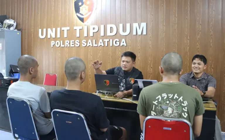 Tiga karyawan PT SCI (Selalu Cinta Indonesia), sebuah perusahaan sepatu terkemuka di Salatiga, kini berurusan dengan hukum setelah tertangkap melakukan serangkaian pencurian di tempat kerja mereka di Jalan Lingkar Selatan Salatiga, Randuacir Argomulyo Kota Salatiga. Ketiganya, MUA (30 tahun), RAM (22 tahun), dan GS (21 tahun), ditahan di sel Mapolres Salatiga setelah terbukti melakukan tindak pidana pencurian sepatu secara berkelanjutan.